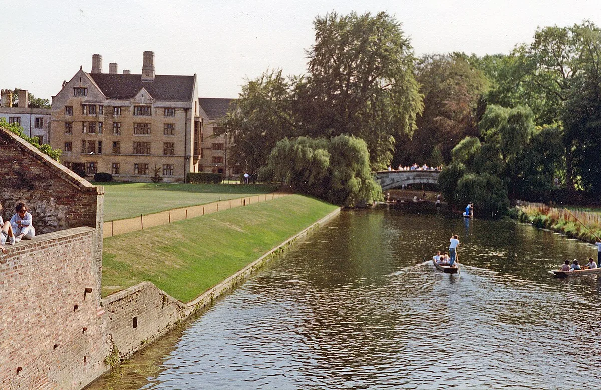 Punting River Cam Cambridge guide upstream green tranquil
