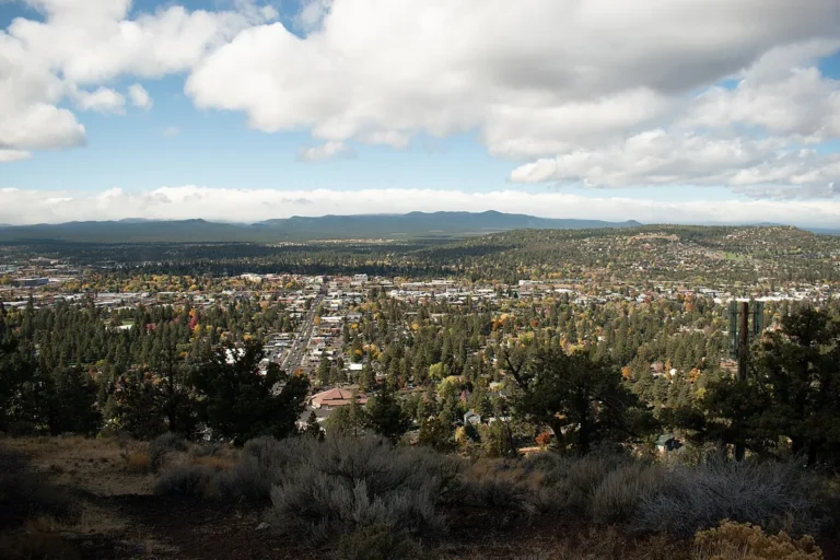 Bend Oregon city view Cascade Mountains Three Sisters accommodation base