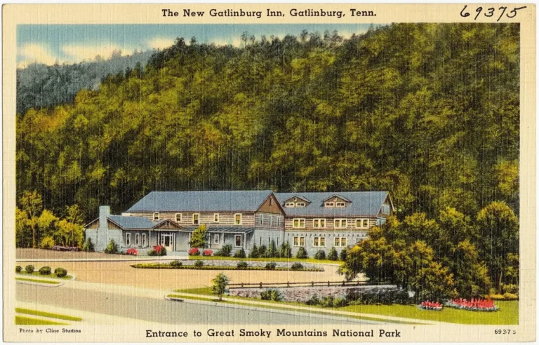 Gatlinburg Tennessee Great Smoky Mountains entrance gateway town travel guide