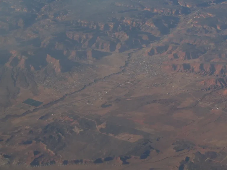 Kanab Utah small town red rock cliffs backdrop accommodation hotels