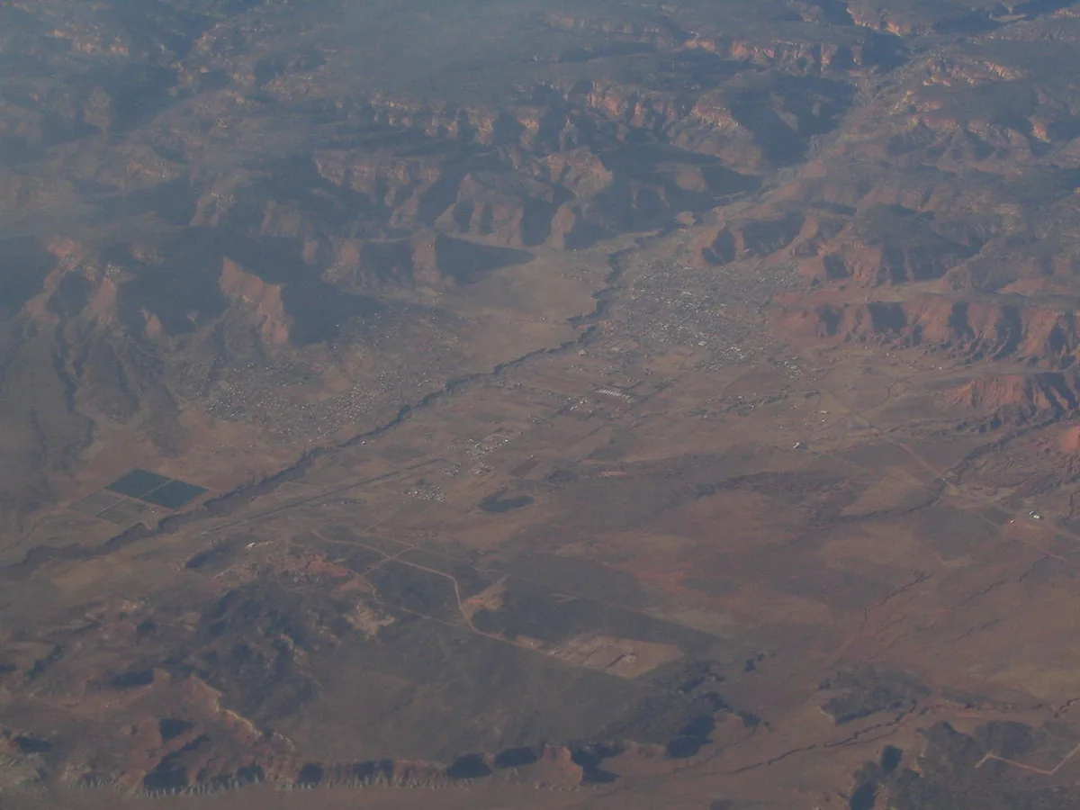 Kanab Utah small town red rock cliffs backdrop accommodation hotels