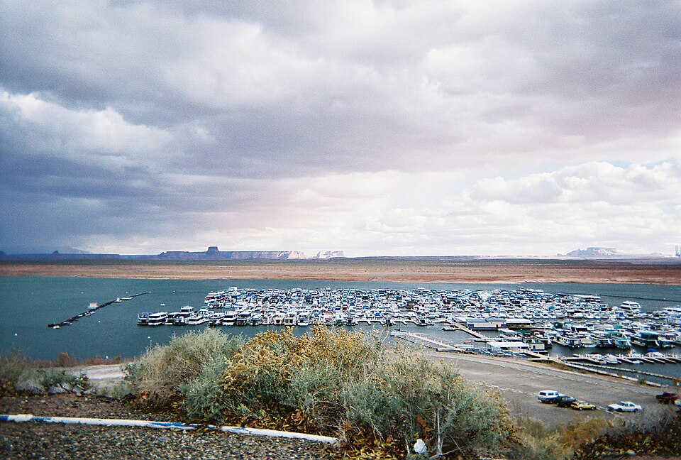 Lake Powell marina houseboats Wahweap Bay Page AZ