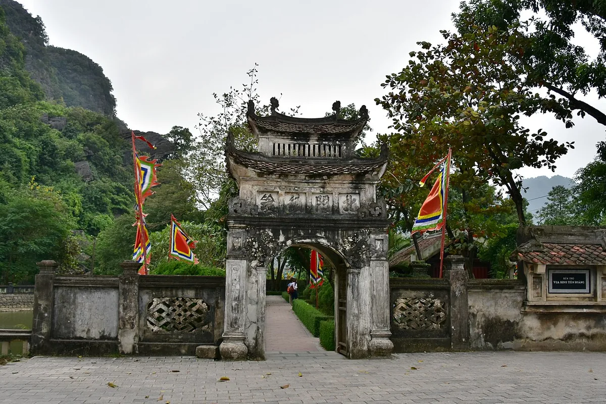 Hoa Lu ancient capital Ninh Binh Vietnam 10th century temple history