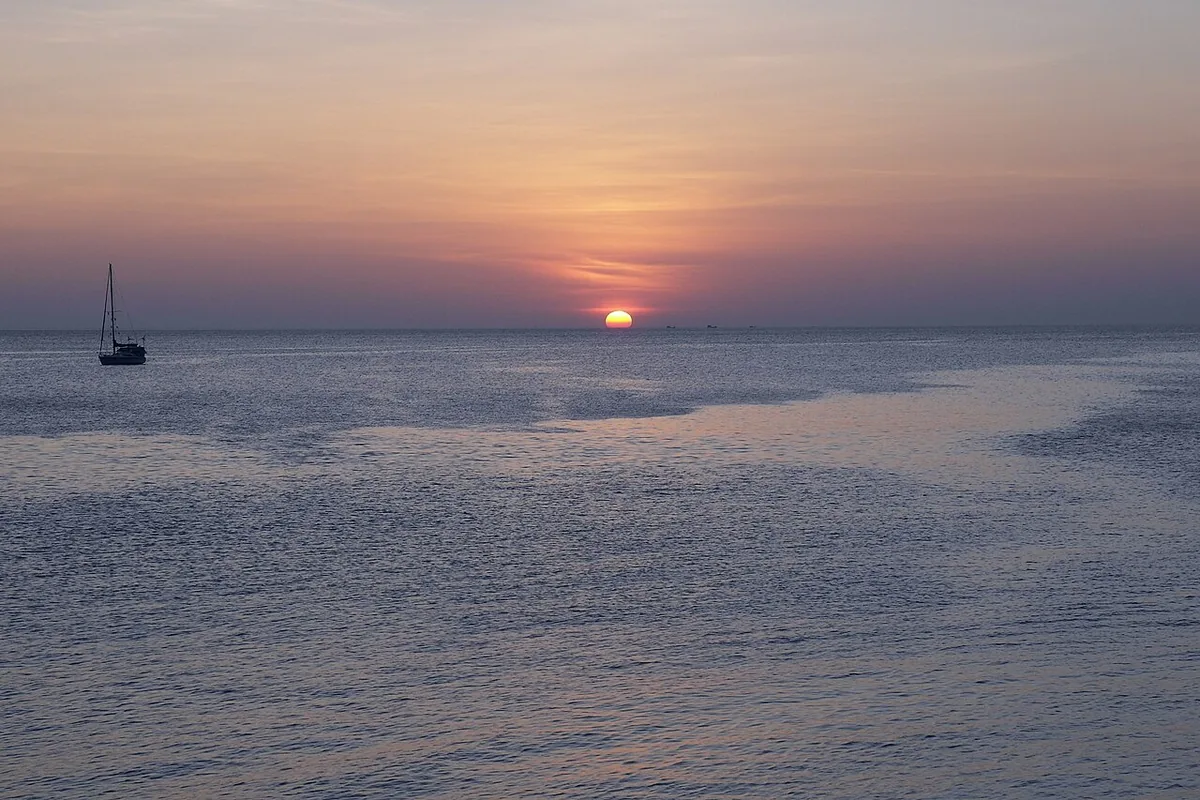 Phuket Island Tours: Complete Guide to Phi Phi, Phang Nga Bay, and More (2026) 4 Patong Beach Phuket Thailand tropical turquoise sea island tour